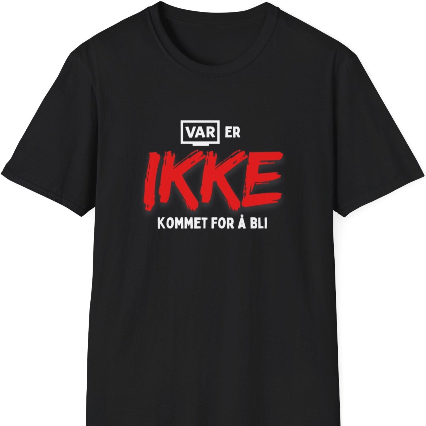 Svart t-skjorte med teksten "VAR er IKKE kommet for å bli"