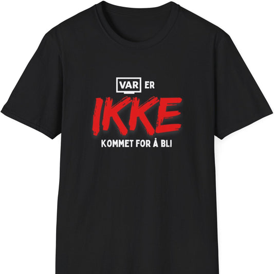 Svart t-skjorte med teksten "VAR er IKKE kommet for å bli"