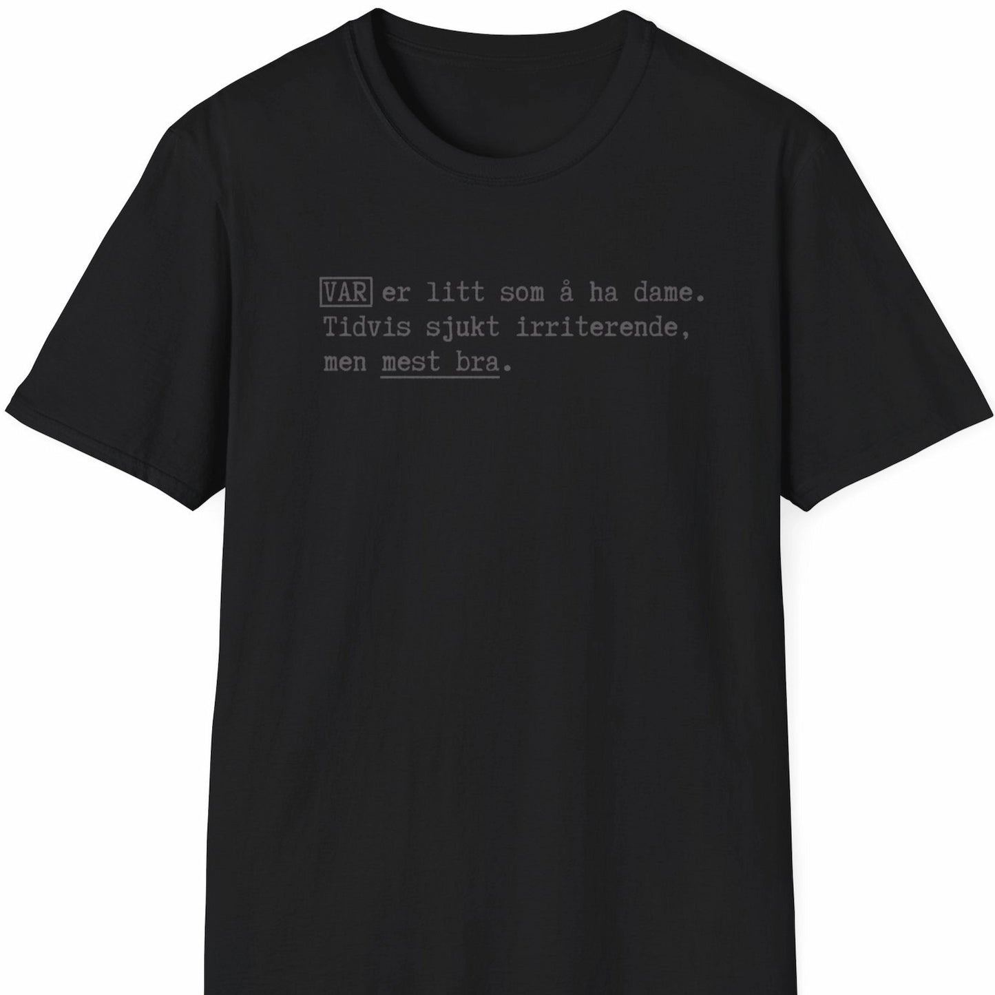 Svart T-skjorte med teksten: VAR er litt som å ha dame. Tidvis sjukt irriterende, men mest bra.