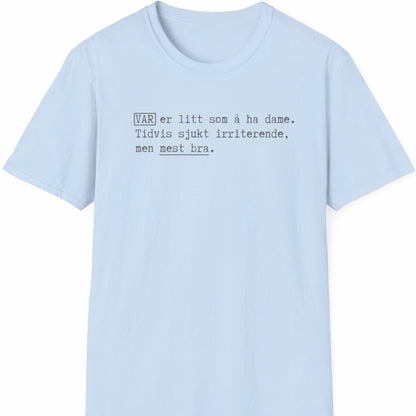 Lys blå T-skjorte med teksten: VAR er litt som å ha dame. Tidvis sjukt irriterende, men mest bra.