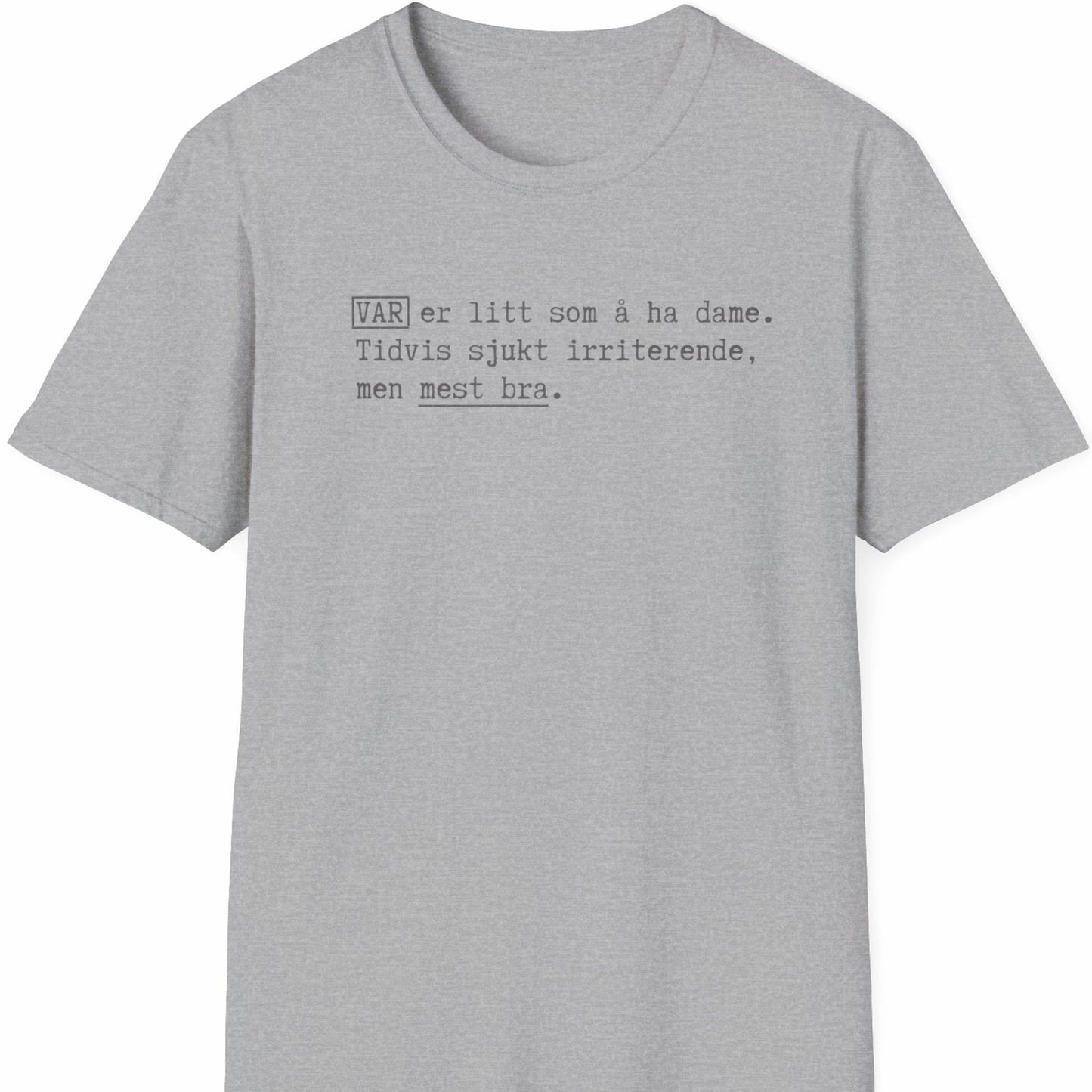 Grå T-skjorte med teksten: VAR er litt som å ha dame. Tidvis sjukt irriterende, men mest bra.