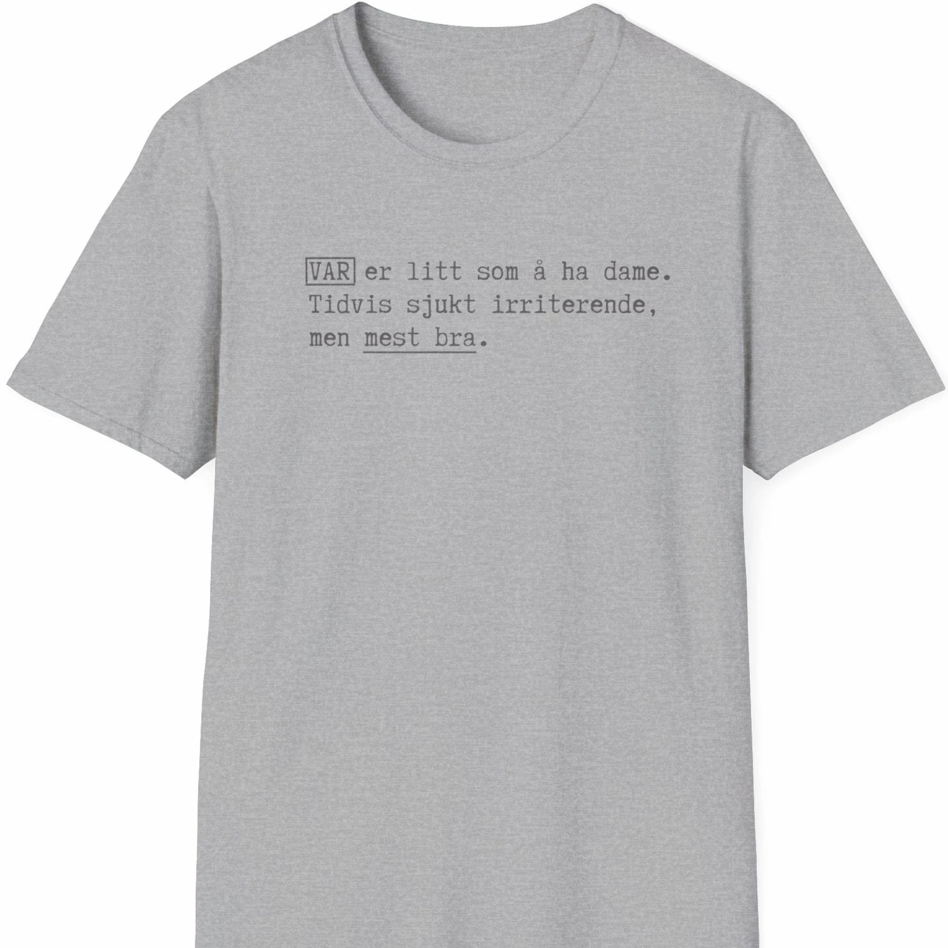 Grå T-skjorte med teksten: VAR er litt som å ha dame. Tidvis sjukt irriterende, men mest bra.