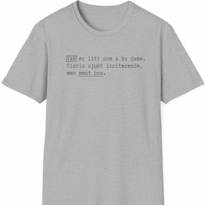 Grå T-skjorte med teksten: VAR er litt som å ha dame. Tidvis sjukt irriterende, men mest bra.