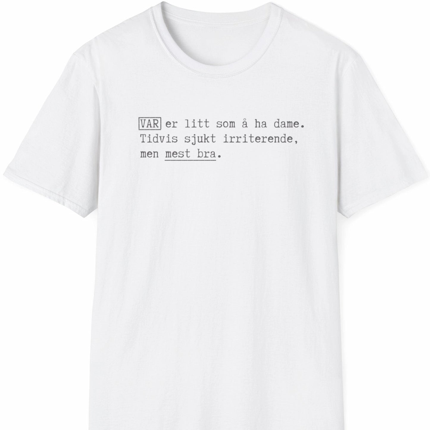 Hvit T-skjorte med teksten: VAR er litt som å ha dame. Tidvis sjukt irriterende, men mest bra.