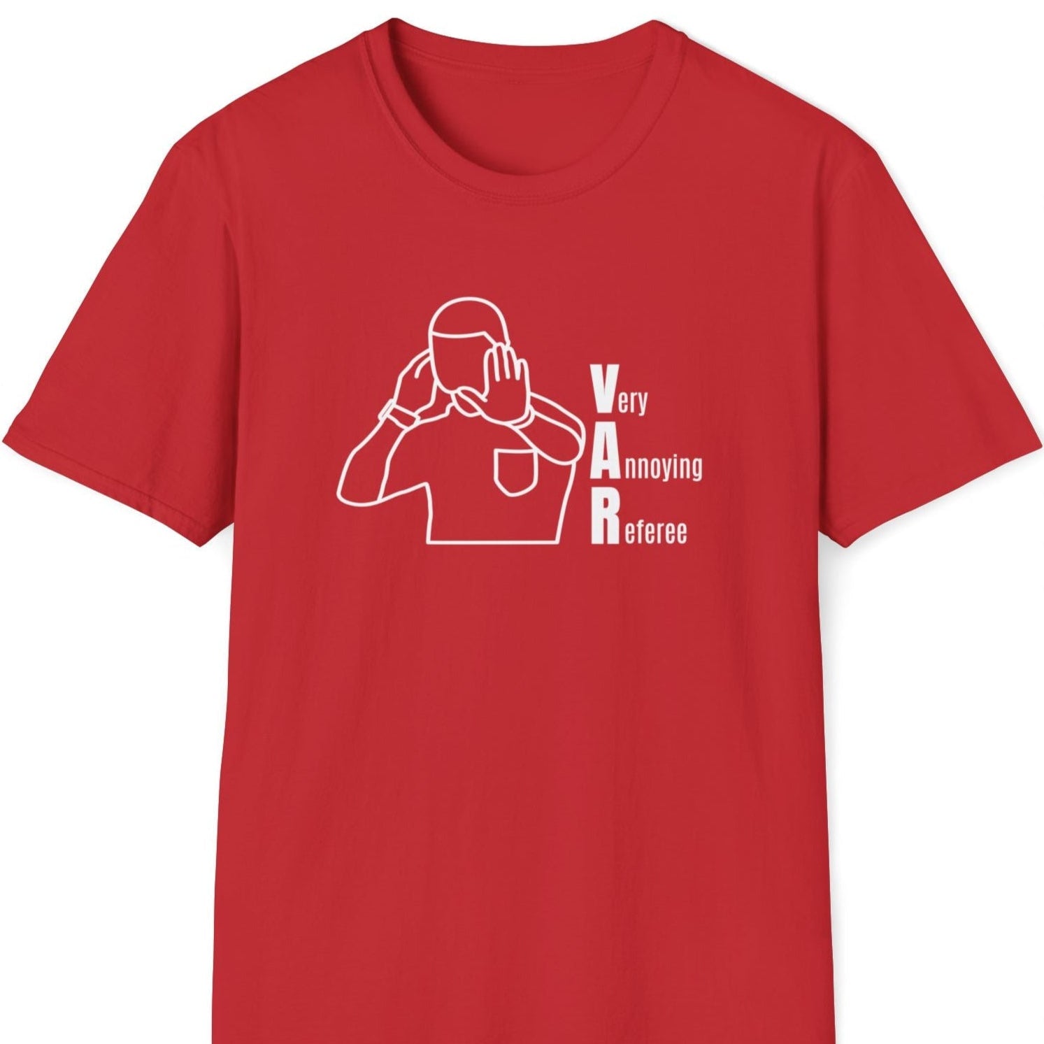 Rød t-skjorte med en dommer-illustrasjon og teksten Very Annoying Referee: VAR