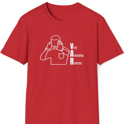 Rød t-skjorte med en dommer-illustrasjon og teksten Very Annoying Referee: VAR