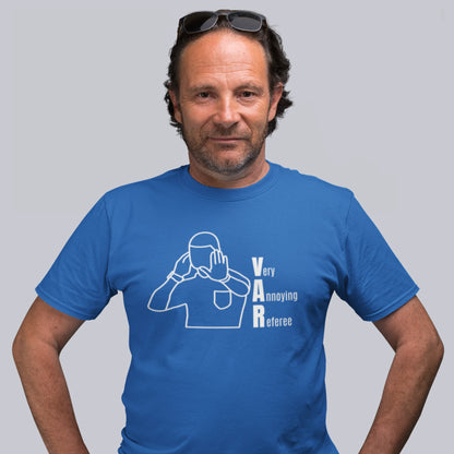 mann i blå T-skjorte med motiv av en dommer som signaliserer VAR, og teksten "Very Annoying Referee" plassert vertikalt ved siden av figuren. Han har solbriller på hodet og står mot en nøytral bakgrunn.