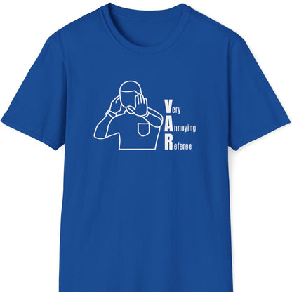 Blå t-skjorte med en dommer-illustrasjon og teksten Very Annoying Referee: VAR