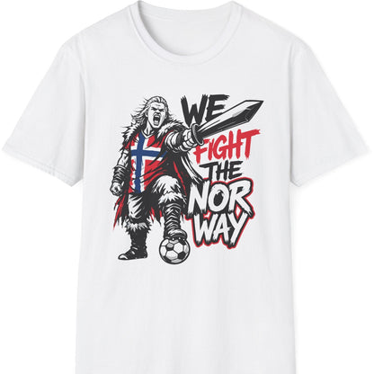 Hvit t-skjorte med vikingkriger i norske farger og teksten ‘We fight the Nor way’”