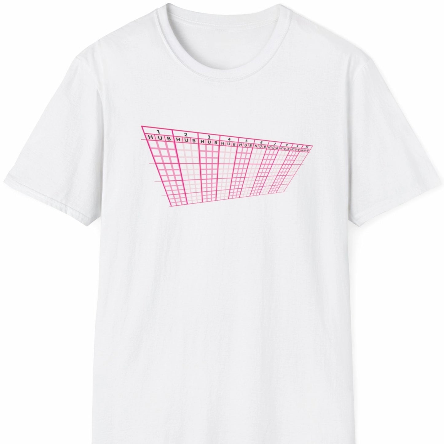 Hvit T-skjorte med rosa grafisk motiv som ligner en klassisk tippekupong i perspektiv.