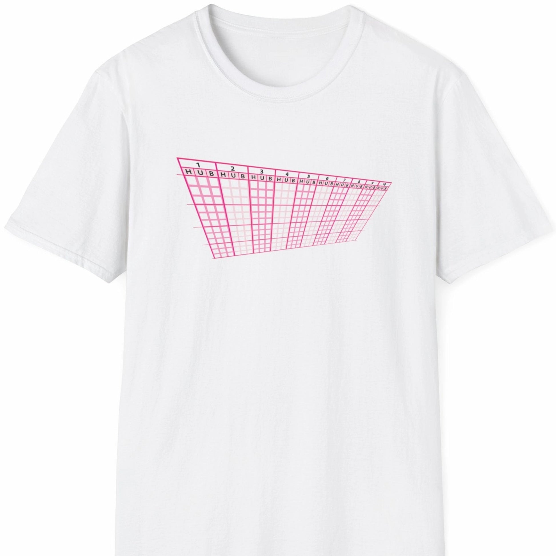 Hvit T-skjorte med rosa grafisk motiv som ligner en klassisk tippekupong i perspektiv.