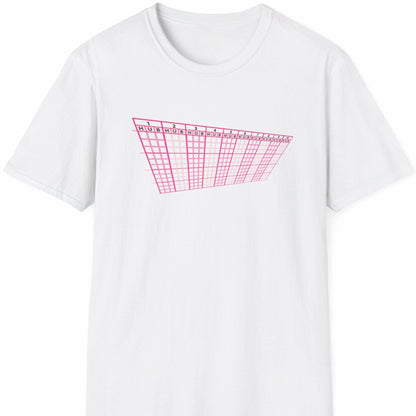 Hvit T-skjorte med rosa grafisk motiv som ligner en klassisk tippekupong i perspektiv.