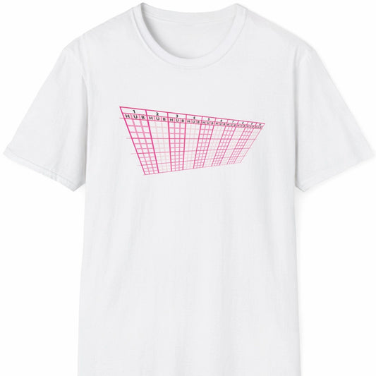 Hvit T-skjorte med rosa grafisk motiv som ligner en klassisk tippekupong i perspektiv.